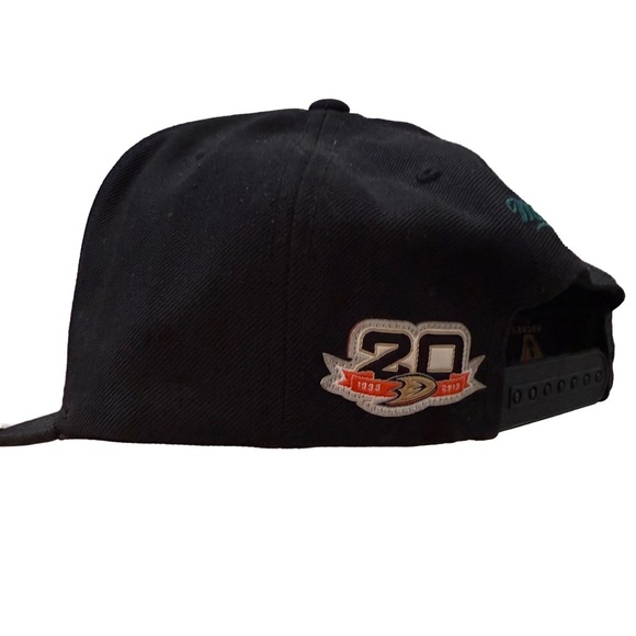 MITCHELL & NESS / ANAHEIM DUCKS BLACK 20TH ANNIVERSARY FLAT RIM SNAPBACK HAT - Picture 4 of 8